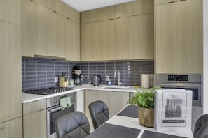 Appartement, 2 slaapkamers | Privékeuken | Een koelkast, een oven, een broodrooster