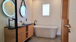 Secadora de cabello, toallas, jabón, papel de baño 