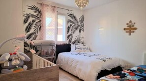 4 Schlafzimmer, Schreibtisch, Bügeleisen/Bügelbrett, kostenloses WLAN