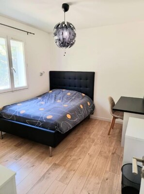 4 slaapkamers, een bureau, een strijkplank/strijkijzer, gratis wifi