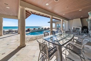 Outdoor dining - Beach Castle 7 Bedroom Home by RedAwning (Santa Rosa Beach)