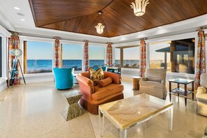 Casa, varias habitaciones | Área de sala de estar | Smart TV 