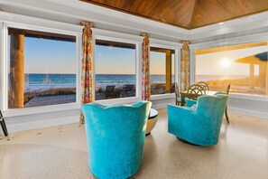 Maison, plusieurs chambres | Coin séjour | TV connectée