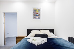 1 dormitorio, tabla de planchar con plancha, wifi y ropa de cama