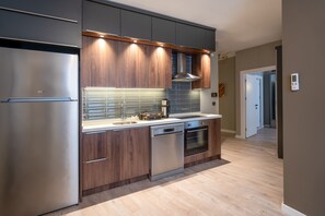 家庭套房 | 私人厨房 | 大冰箱、烤箱、炉灶、洗碗机