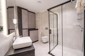 Familie suite | Badkamer | Een douche, een regendouche, een haardroger, handdoeken