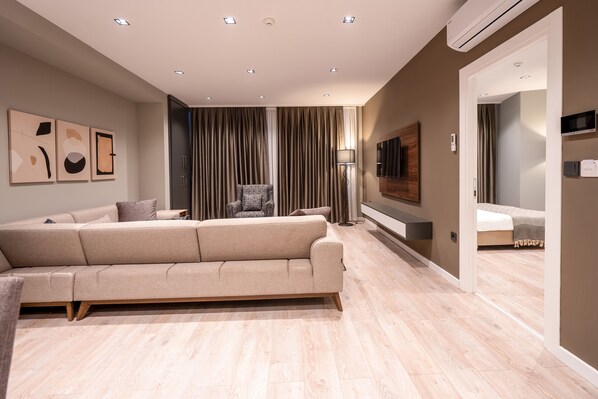 标准套房 | 起居区 | 50-英寸智能电视（配备卫星频道）、Netflix、流媒体服务