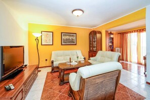 TV - Two Bedroom with amazing terrace in peaceful area of Rovinj, just 10 minutes walk from old town (Rovinj)