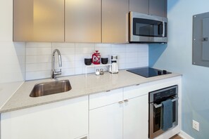 Full-size fridge, microwave, oven, stovetop - Micro Boutique Living Fredericton (Fredericton)