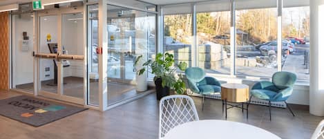 Coin salon dans le hall