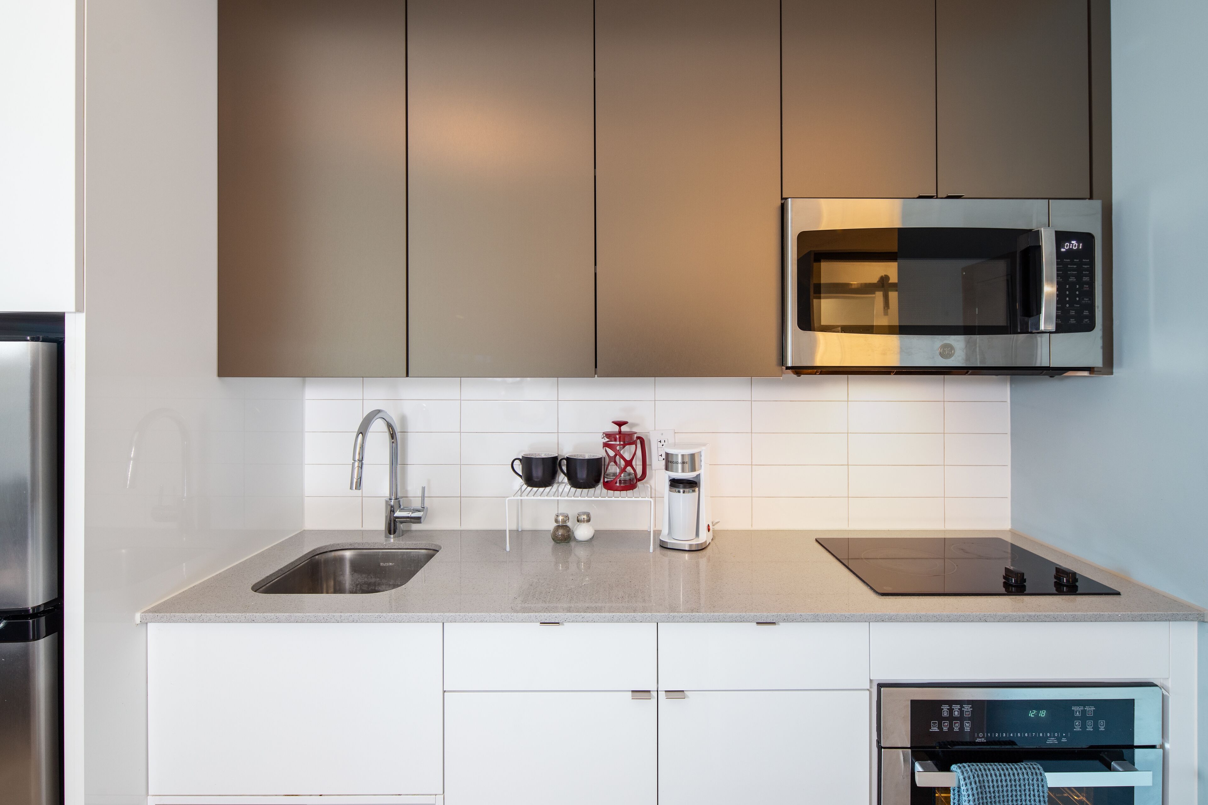 Full-sized fridge, microwave, oven, stovetop