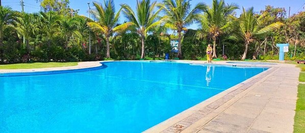 Outdoor pool - Oceanline Beachfront Suites (Mombasa)
