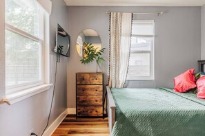 4 soverom, skrivebord, strykejern/-brett og reiseseng for barn