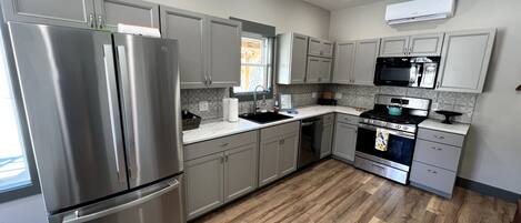 Réfrigérateur, four à micro-ondes, un four, surface de cuisson