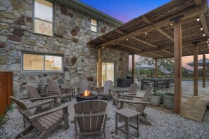 A stone building with a fire pit and outdoor seating. - Grasslands: Pool+Hot-Tub+Views on 290 Wine Trail! (Johnson City)