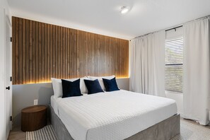 3 bedrooms, iron/ironing board, travel cot, free WiFi - Modern 3BR Oasis at The Hub – Near Disney, EV Charger, Club Access (Kissimmee)