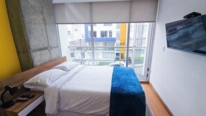 Premium Room | Bathroom | Shower, rainfall showerhead, towels, soap