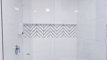 Premium Room | Bathroom | Shower, rainfall showerhead, towels, soap
