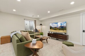 Una Smart TV, una chimenea, libros, una oficina