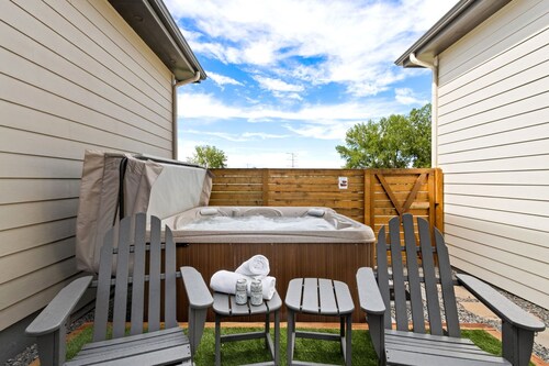 Contemporary Gem - Rooftop Deck & Private Hot Tub!