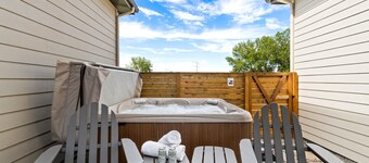 Contemporary Gem - Rooftop Deck & Private Hot Tub!