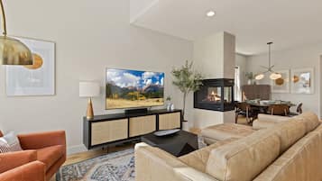 Televisor intel·ligent, llar de foc, llibres i oficines