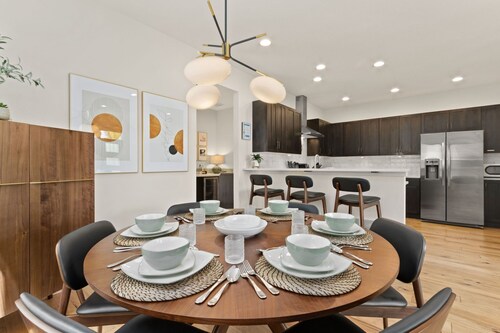 Contemporary Gem - Rooftop Deck & Private Hot Tub!