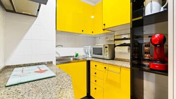 Een koelkast, een microgolfoven, een broodrooster, een kinderstoel