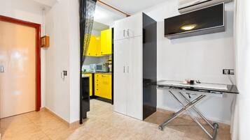 Een koelkast, een microgolfoven, een broodrooster, een kinderstoel