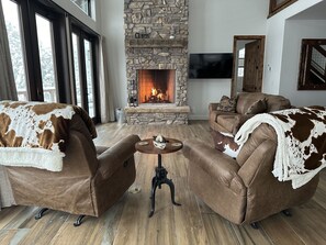 Living area - Cabin by the Creek (Payson)