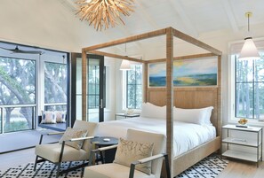 Waterfront 5 Bedroom Moreland Village Home 5511 | Roupas de cama premium, edredons de pluma, camas com colchões pillow-top