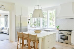 Lagoon 5 Bedroom Moreland Village Home 5600 | 私人厨房 | 茶具/咖啡用具、高脚椅、清洁用品、餐桌