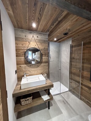 Regadera, amenidades de baño ecológicas, secadora de cabello, toallas 