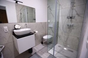 Serviettes fournies, savon, papier toilette