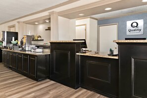 Lobby - Quality Inn & Suites Weatherford, TX (Weatherford)