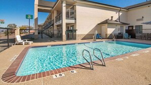 Pool - Quality Inn & Suites Weatherford, TX (Weatherford)