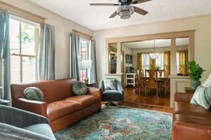 Smart-TV, Bücher, Stereoanlage