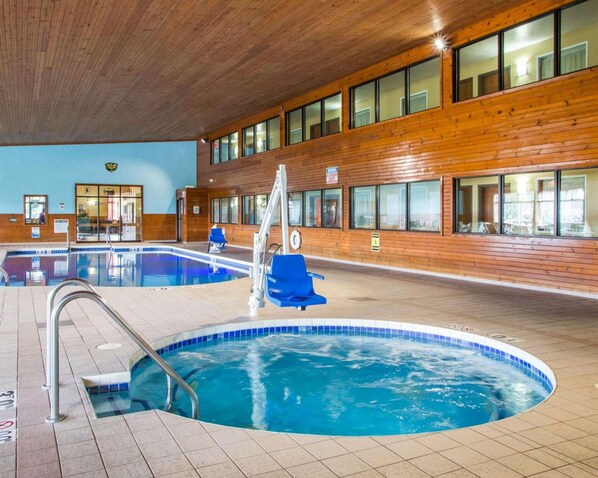 Una piscina cubierta, una piscina al aire libre