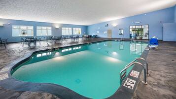 Una piscina techada, una piscina al aire libre