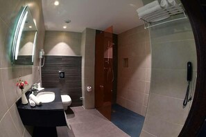 Douche, articles de toilette gratuits, sèche-cheveux, bidet