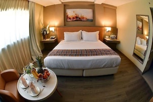 Ropa de cama de alta calidad y minibar 