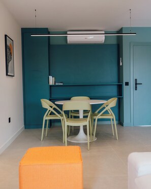 Apartament Deluxe, vistes a la ciutat | Sala d'estar | Televisor LED, Netflix i serveis de streaming 