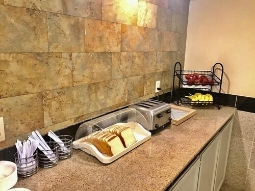 Super 8 by Wyndham Temple I-35