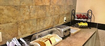 Super 8 by Wyndham Temple I-35