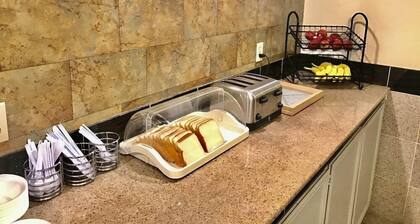 Super 8 by Wyndham Temple I-35