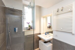 Dusche, Haartrockner, Bidet, Handtücher