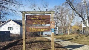 Schild für Paddock Lake Village of Raymond mit Hoag Park, einschließlich Regeln wie kein Haustiere, keine berauschenden Getränke und keine Glasbehälter.