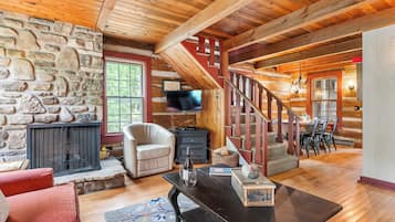 Smart-tv, een open haard, een dvd-speler en boeken