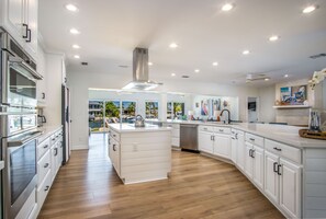 冷蔵庫、電子レンジ、オーブン、コンロ