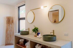 Hair dryer, towels, soap, shampoo - Hotel Amavi (Jacó)